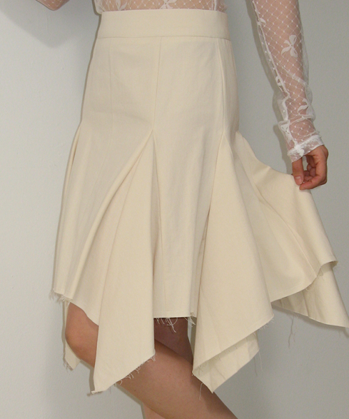 RONRON(ロンロン)の「RAW CUT FRILL SKIRT IVORY(スカート・レディース・その他・SMALL/MEDIUM)」の3枚目の写真