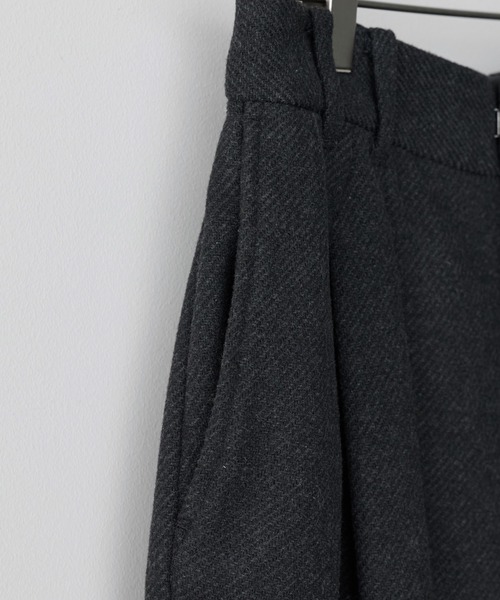 WYM LIDNM(ウィム バイ リドム)の「CROSS TUCK ARCH TWEED BAGGY SLACKS(スラックス・メンズ・チャコール/ライトグレー/グレー系・S/M/L)」の6枚目の写真