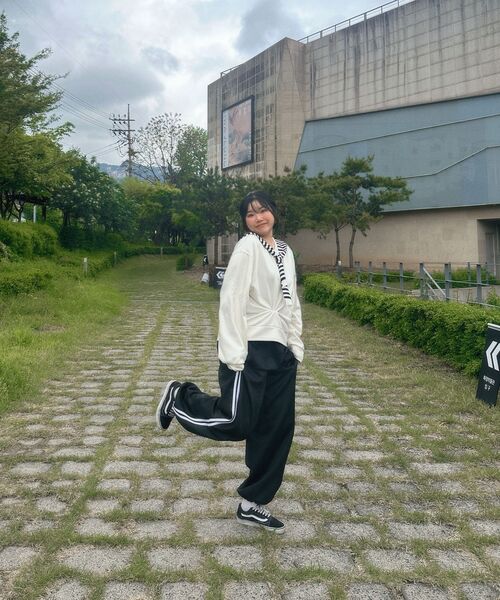 UNDEROFF（アンダーオフ）の「ワイドピンタックダブルライントラックパンツブラック（スウェットパンツ・レディース・ブラック・SMALL/MEDIUM/LARGE）」の8枚目の写真