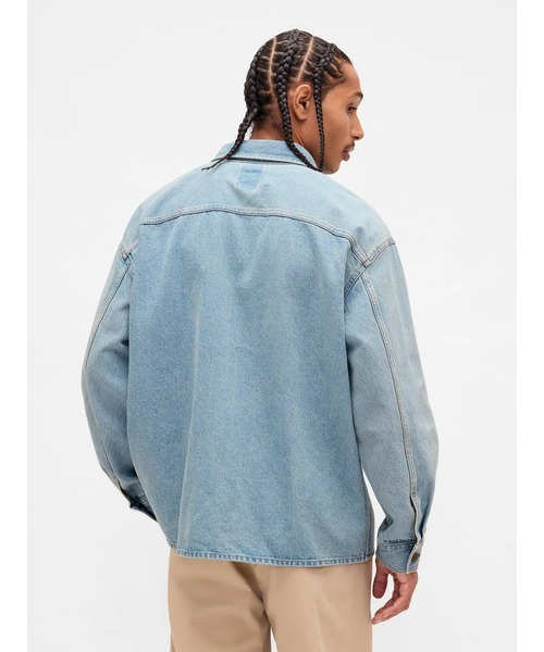 GAP（ギャップ）の「デニム オーバーサイズ ユーティリティ シャケット（カバーオール・メンズ・ライトインディゴブルー・S/XS/L/XL/M）」の3枚目の写真