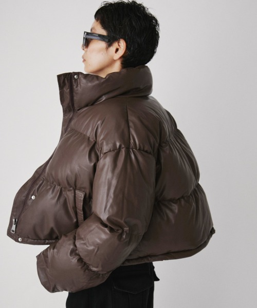 VION(ヴィオン)の「フェイクレザーショートダウン / Faux Leather Short Down(ダウンジャケット/コート・レディース・ブラック/ブラウン・FREE)」の2枚目の写真