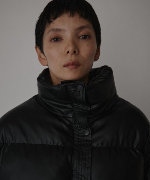 VION(ヴィオン)の「フェイクレザーショートダウン / Faux Leather Short Down(ダウンジャケット/コート・レディース・ブラック/ブラウン・FREE)」の4枚目の写真