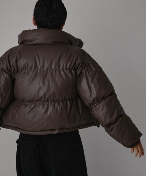 VION(ヴィオン)の「フェイクレザーショートダウン / Faux Leather Short Down(ダウンジャケット/コート・レディース・ブラック/ブラウン・FREE)」の19枚目の写真