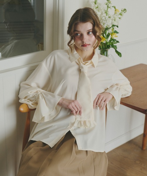 idem（イデム）の「volume sleeve frill tie blouse / タイ付きブラウス（シャツ/ブラウス・レディース・ライトブルー/アイボリー・FREE）」の3枚目の写真