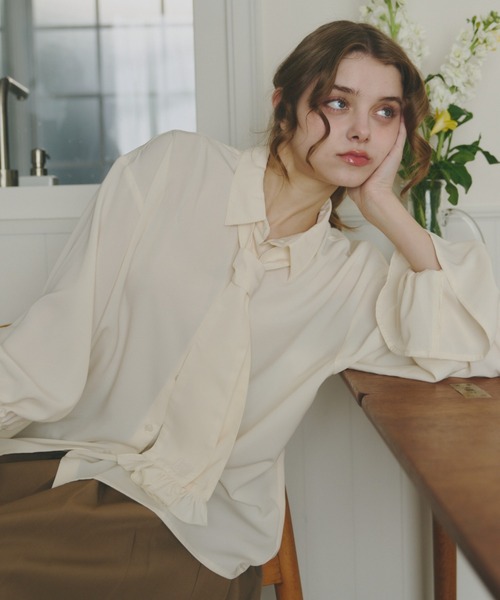 idem（イデム）の「volume sleeve frill tie blouse / タイ付きブラウス（シャツ/ブラウス・レディース・ライトブルー/アイボリー・FREE）」の4枚目の写真