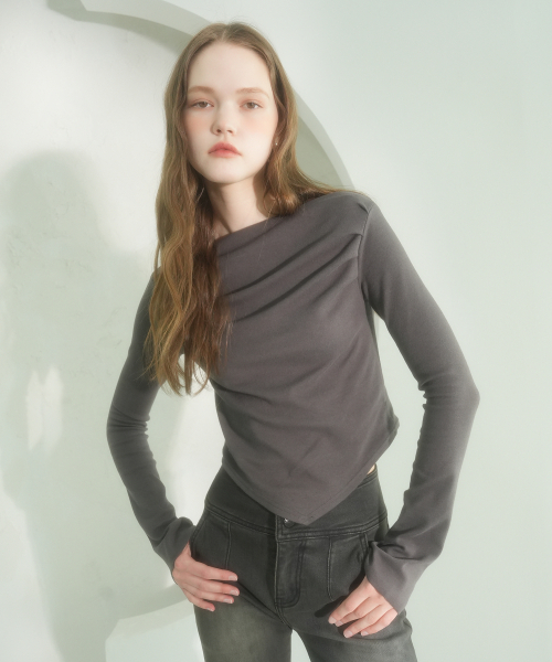 Vivacious(ビバシャス)の「V-cut Minimal Long Sleeve - 4COL(Tシャツ/カットソー・レディース・アイボリー/チャコール/ブラック/ベージュ・SMALL/MEDIUM/LARGE)」の7枚目の写真