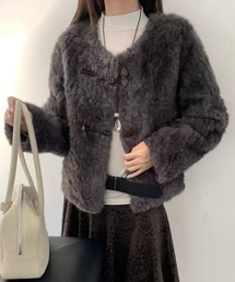 DIAVEL（ディアベル）の「【秋冬新作】もこもこ2色ファー×キュート留め具ショートジャケット（ブルゾン・レディース）」