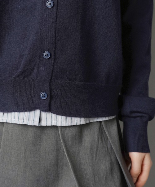 SPINNS（スピンズ）の「一枚で完成♪きちんと感漂うシャツレイヤード風ニットカーデ（ニット/セーター・レディース・アイボリー/ネイビー/チャコール・ONESIZE）」の19枚目の写真