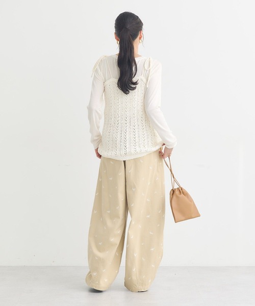 earth music&ecology（アースミュージックアンドエコロジー）の「フラワー刺繍ツイルカーブパンツ（その他パンツ・レディース・ホワイト系その他2/ライトベージュ・S/M）」の6枚目の写真