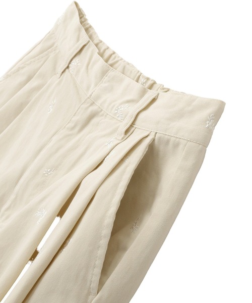 earth music&ecology（アースミュージックアンドエコロジー）の「フラワー刺繍ツイルカーブパンツ（その他パンツ・レディース・ホワイト系その他2/ライトベージュ・S/M）」の18枚目の写真