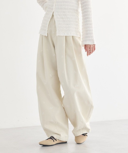 earth music&ecology（アースミュージックアンドエコロジー）の「フラワー刺繍ツイルカーブパンツ（その他パンツ・レディース・ホワイト系その他2/ライトベージュ・S/M）」の7枚目の写真