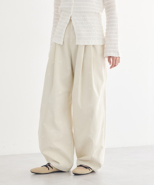 earth music&ecology（アースミュージックアンドエコロジー）の「フラワー刺繍ツイルカーブパンツ（その他パンツ・レディース・ホワイト系その他2/ライトベージュ・S/M）」の8枚目の写真