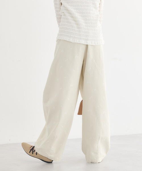 earth music&ecology（アースミュージックアンドエコロジー）の「フラワー刺繍ツイルカーブパンツ（その他パンツ・レディース・ホワイト系その他2/ライトベージュ・S/M）」の9枚目の写真