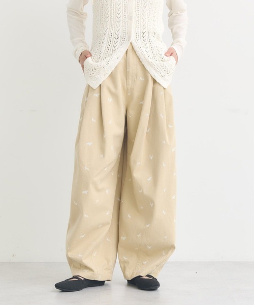 earth music&ecology（アースミュージックアンドエコロジー）の「フラワー刺繍ツイルカーブパンツ（その他パンツ・レディース・ホワイト系その他2/ライトベージュ・S/M）」の3枚目の写真