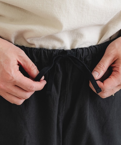 quadro（クオドロ）の「綿麻バックサテンワークパンツ（その他パンツ・メンズ・グレー/チャコール・MEDIUM）」の16枚目の写真