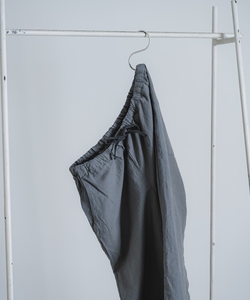 quadro（クオドロ）の「綿麻バックサテンワークパンツ（その他パンツ・メンズ・グレー/チャコール・MEDIUM）」の3枚目の写真