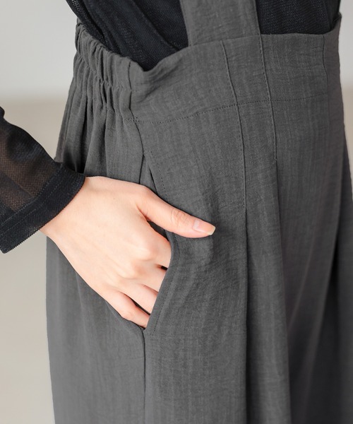 itto...(イット)の「ハイウエストで足長効果タックサロペットパンツ【軽量・シワ軽減・着痩せ】(サロペット/オーバーオール・レディース・ブラック/チャコールグレー・M)」の20枚目の写真