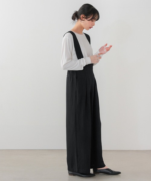 itto...(イット)の「ハイウエストで足長効果タックサロペットパンツ【軽量・シワ軽減・着痩せ】(サロペット/オーバーオール・レディース・ブラック/チャコールグレー・M)」の3枚目の写真