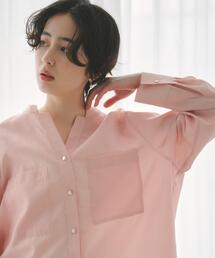 THE SHOP TK （ザ ショップ ティーケー ）の「【刻みネックですっきり見え】Wポケット金ボタンシャツ（シャツ/ブラウス）」