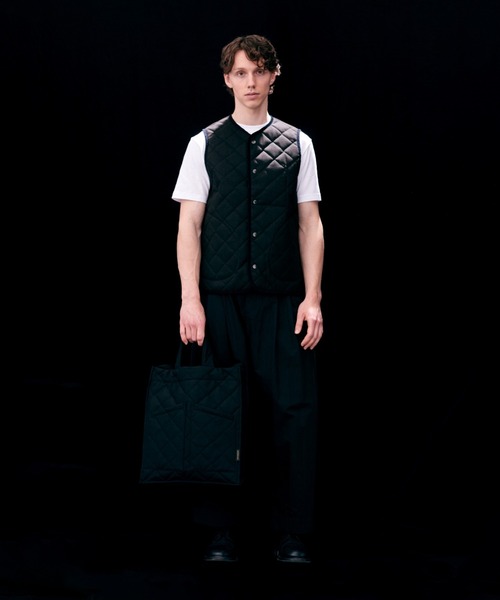LAVENHAM（ラベンハム）の「Black Edition Brushed MS Thornham Mens / ブラック エディション ブラッシュド エムエス ソーンハム メンズ（ベスト・メンズ・ブラック・S/M/L/XL）」の2枚目の写真