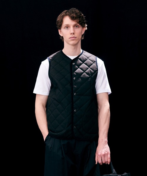 LAVENHAM（ラベンハム）の「Black Edition Brushed MS Thornham Mens / ブラック エディション ブラッシュド エムエス ソーンハム メンズ（ベスト・メンズ・ブラック・S/M/L/XL）」の4枚目の写真