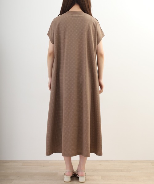 OMNES(オムネス)の「接触冷感レーヨンナイロンボトルネックフレアワンピース 半袖(ワンピース・レディース・ブラウン系その他・FREE)」の11枚目の写真