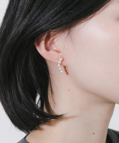 SMELLY（スメリー）の「カーブラインパールピアス（ピアス（両耳用）・レディース・ゴールド系その他・-）」の2枚目の写真