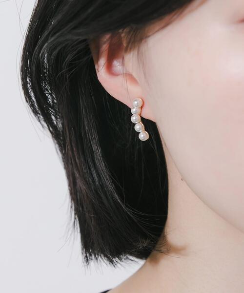 SMELLY（スメリー）の「カーブラインパールピアス（ピアス（両耳用）・レディース・ゴールド系その他・-）」の4枚目の写真