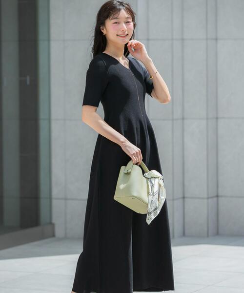 URBAN RESEARCH ROSSO WOMEN(アーバンリサーチ ロッソ)の「『一部WEB限定カラー』フォルムニットVネックワンピース(ワンピース・レディース・ブラウン/レッド/ブラック・38/36)」の4枚目の写真