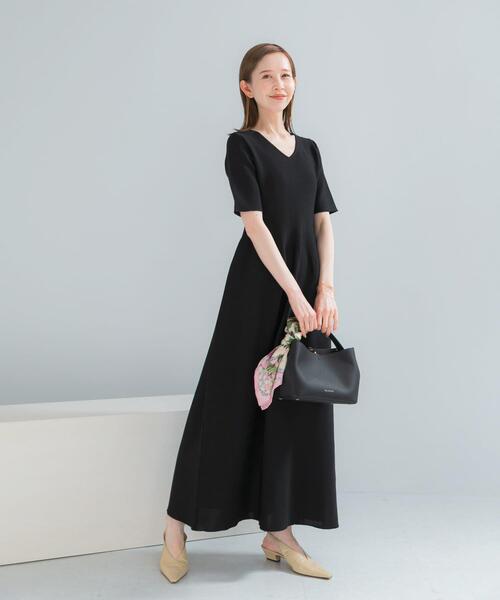URBAN RESEARCH ROSSO WOMEN(アーバンリサーチ ロッソ)の「『一部WEB限定カラー』フォルムニットVネックワンピース(ワンピース・レディース・ブラウン/レッド/ブラック・38/36)」の7枚目の写真