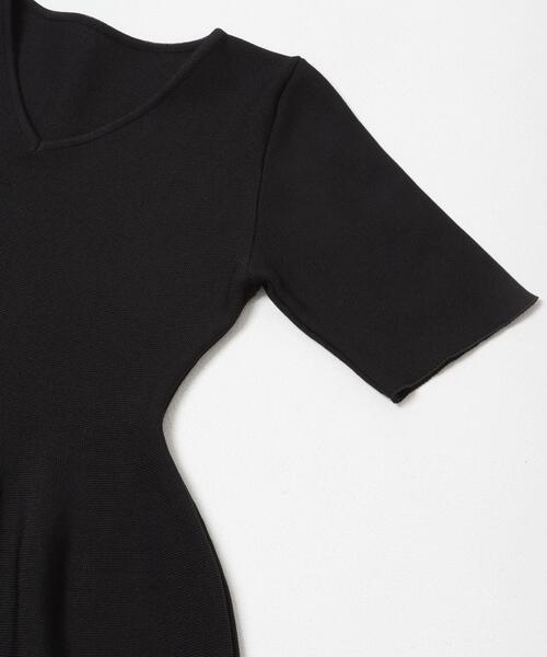 URBAN RESEARCH ROSSO WOMEN(アーバンリサーチ ロッソ)の「『一部WEB限定カラー』フォルムニットVネックワンピース(ワンピース・レディース・ブラウン/レッド/ブラック・38/36)」の11枚目の写真
