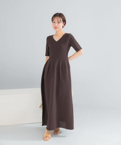 URBAN RESEARCH ROSSO WOMEN(アーバンリサーチ ロッソ)の「『一部WEB限定カラー』フォルムニットVネックワンピース(ワンピース・レディース・ブラウン/レッド/ブラック・38/36)」の21枚目の写真