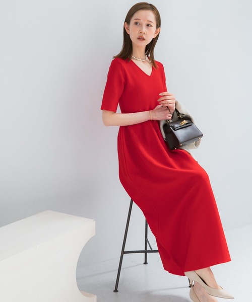 URBAN RESEARCH ROSSO WOMEN（アーバンリサーチ　ロッソ）の「『一部WEB限定カラー』フォルムニットVネックワンピース（ワンピース・レディース・ブラウン/レッド/ブラック・38/36）」の3枚目の写真