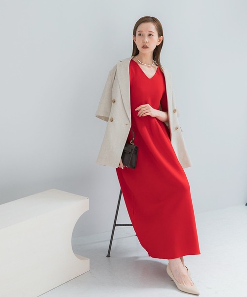 URBAN RESEARCH ROSSO WOMEN（アーバンリサーチ　ロッソ）の「『一部WEB限定カラー』フォルムニットVネックワンピース（ワンピース・レディース・ブラウン/レッド/ブラック・38/36）」の4枚目の写真