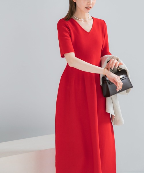 URBAN RESEARCH ROSSO WOMEN（アーバンリサーチ　ロッソ）の「『一部WEB限定カラー』フォルムニットVネックワンピース（ワンピース・レディース・ブラウン/レッド/ブラック・38/36）」の5枚目の写真