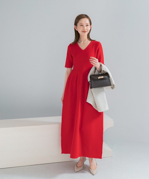 URBAN RESEARCH ROSSO WOMEN（アーバンリサーチ　ロッソ）の「『一部WEB限定カラー』フォルムニットVネックワンピース（ワンピース・レディース・ブラウン/レッド/ブラック・38/36）」の7枚目の写真