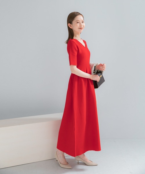 URBAN RESEARCH ROSSO WOMEN（アーバンリサーチ　ロッソ）の「『一部WEB限定カラー』フォルムニットVネックワンピース（ワンピース・レディース・ブラウン/レッド/ブラック・38/36）」の8枚目の写真