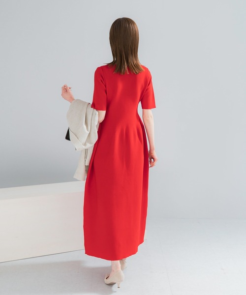 URBAN RESEARCH ROSSO WOMEN（アーバンリサーチ　ロッソ）の「『一部WEB限定カラー』フォルムニットVネックワンピース（ワンピース・レディース・ブラウン/レッド/ブラック・38/36）」の9枚目の写真