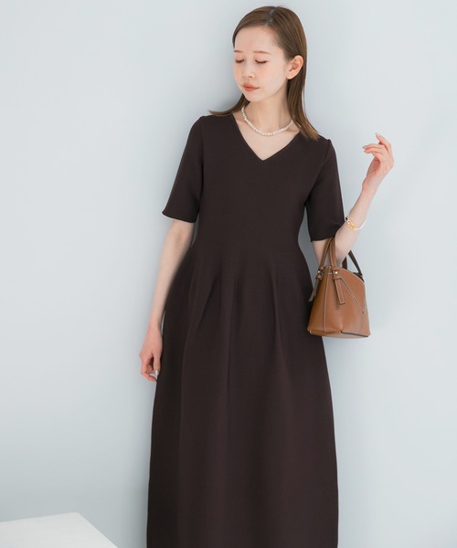 URBAN RESEARCH ROSSO WOMEN（アーバンリサーチ　ロッソ）の「『一部WEB限定カラー』フォルムニットVネックワンピース（ワンピース・レディース・ブラウン/レッド/ブラック・38/36）」の10枚目の写真