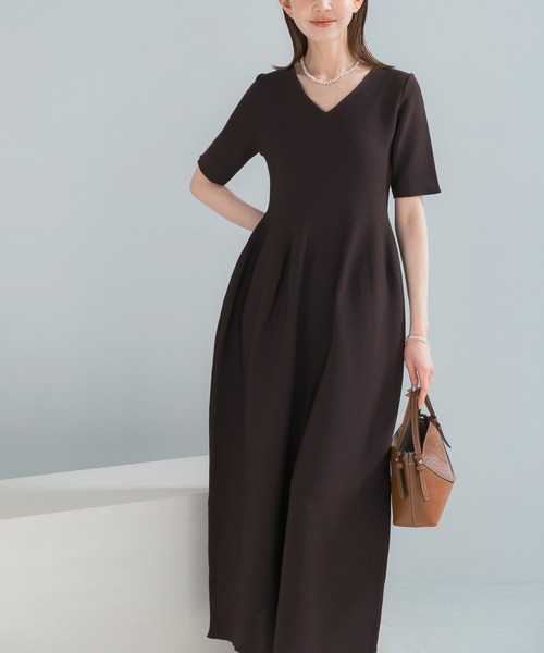 URBAN RESEARCH ROSSO WOMEN（アーバンリサーチ　ロッソ）の「『一部WEB限定カラー』フォルムニットVネックワンピース（ワンピース・レディース・ブラウン/レッド/ブラック・38/36）」の11枚目の写真