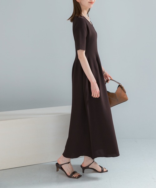 URBAN RESEARCH ROSSO WOMEN（アーバンリサーチ　ロッソ）の「『一部WEB限定カラー』フォルムニットVネックワンピース（ワンピース・レディース・ブラウン/レッド/ブラック・38/36）」の12枚目の写真