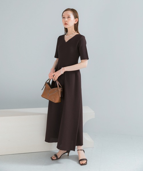 URBAN RESEARCH ROSSO WOMEN（アーバンリサーチ　ロッソ）の「『一部WEB限定カラー』フォルムニットVネックワンピース（ワンピース・レディース・ブラウン/レッド/ブラック・38/36）」の13枚目の写真