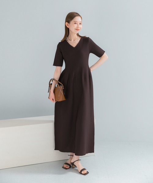 URBAN RESEARCH ROSSO WOMEN（アーバンリサーチ　ロッソ）の「『一部WEB限定カラー』フォルムニットVネックワンピース（ワンピース・レディース・ブラウン/レッド/ブラック・38/36）」の14枚目の写真