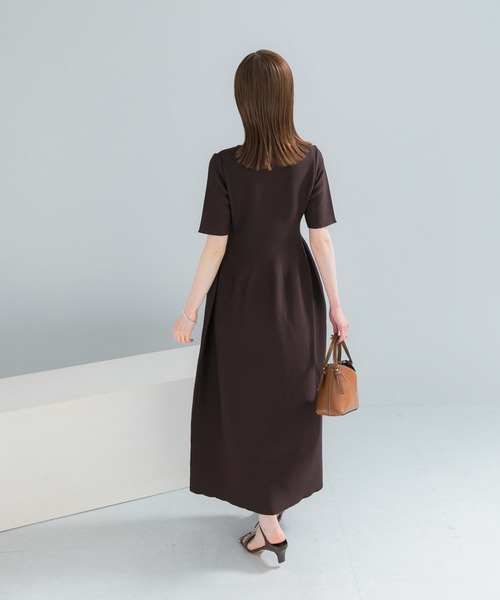 URBAN RESEARCH ROSSO WOMEN（アーバンリサーチ　ロッソ）の「『一部WEB限定カラー』フォルムニットVネックワンピース（ワンピース・レディース・ブラウン/レッド/ブラック・38/36）」の15枚目の写真