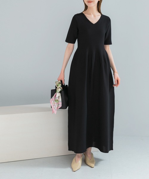 URBAN RESEARCH ROSSO WOMEN（アーバンリサーチ　ロッソ）の「『一部WEB限定カラー』フォルムニットVネックワンピース（ワンピース・レディース・ブラウン/レッド/ブラック・38/36）」の16枚目の写真