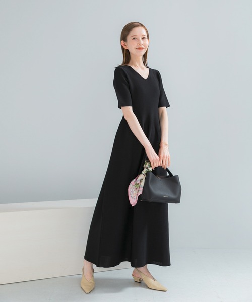 URBAN RESEARCH ROSSO WOMEN（アーバンリサーチ　ロッソ）の「『一部WEB限定カラー』フォルムニットVネックワンピース（ワンピース・レディース・ブラウン/レッド/ブラック・38/36）」の17枚目の写真