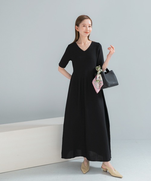 URBAN RESEARCH ROSSO WOMEN（アーバンリサーチ　ロッソ）の「『一部WEB限定カラー』フォルムニットVネックワンピース（ワンピース・レディース・ブラウン/レッド/ブラック・38/36）」の18枚目の写真