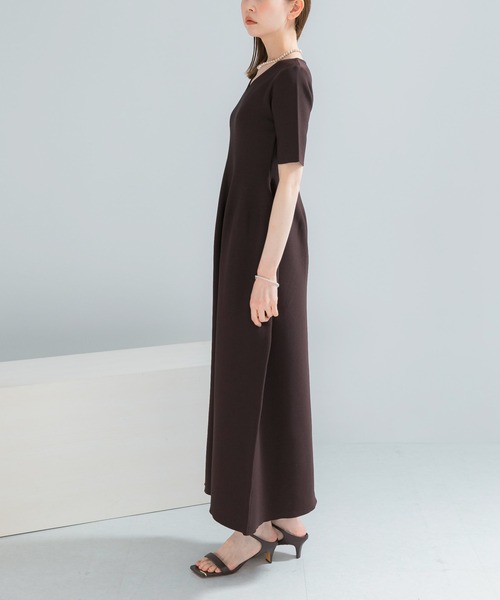 URBAN RESEARCH ROSSO WOMEN（アーバンリサーチ　ロッソ）の「『一部WEB限定カラー』フォルムニットVネックワンピース（ワンピース・レディース・ブラウン/レッド/ブラック・38/36）」の20枚目の写真