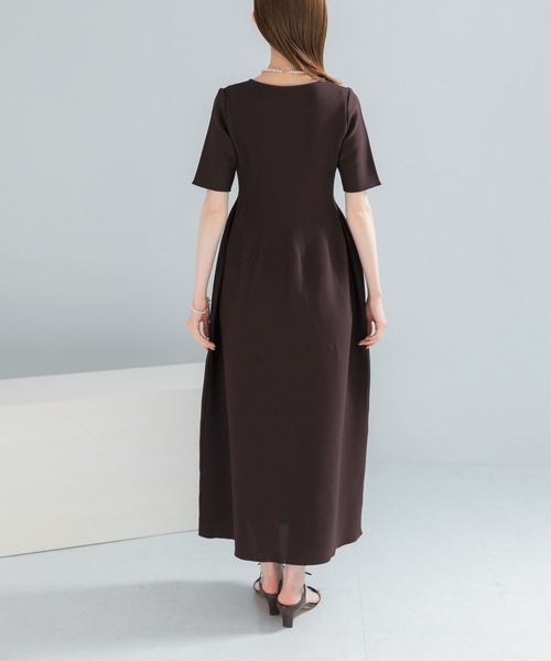 URBAN RESEARCH ROSSO WOMEN（アーバンリサーチ　ロッソ）の「『一部WEB限定カラー』フォルムニットVネックワンピース（ワンピース・レディース・ブラウン/レッド/ブラック・38/36）」の21枚目の写真