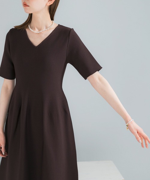 URBAN RESEARCH ROSSO WOMEN（アーバンリサーチ　ロッソ）の「『一部WEB限定カラー』フォルムニットVネックワンピース（ワンピース・レディース・ブラウン/レッド/ブラック・38/36）」の22枚目の写真